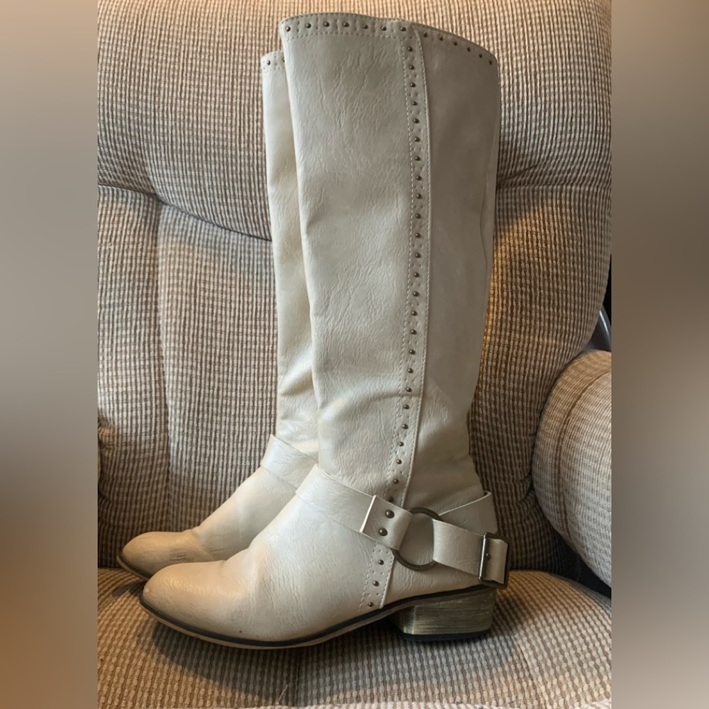 Stylish Cream Knee-High Riding Boots with Harness Detail Cute With Dresses (7)
